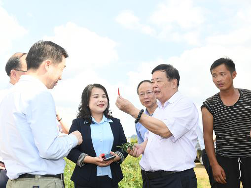 曹德旺荣获中国脱贫攻坚奖，他说：企业家一定要尽责