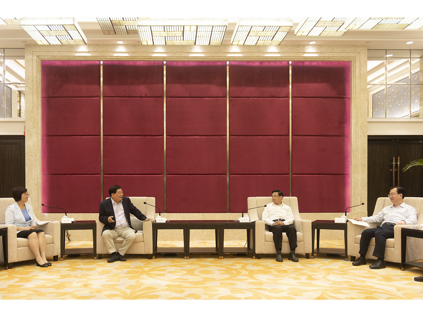 曹德旺向闽鄂黔捐赠14亿元用于扶贫、救灾、医疗、教育等项目